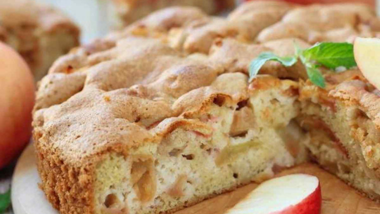 Шарлотка з яблуками: найсмачніший десерт з ароматом осені